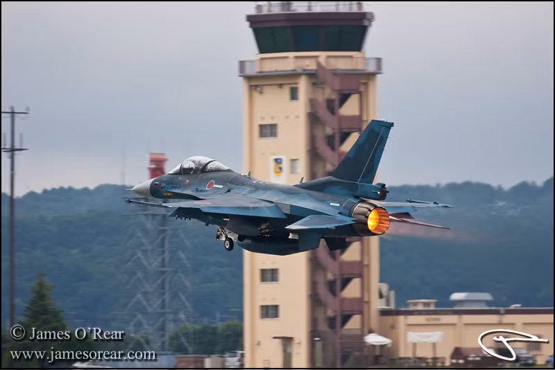 F-2 được trang bị một động cơ tuốc bin phản lực cánh quạt đẩy General Electric F110-GE-129 cho phép đạt tốc độ tối đa 2.469km/h, trần bay 18.000m, tầm bay 834km (với nhiệm vụ chống mục tiêu trên biển).