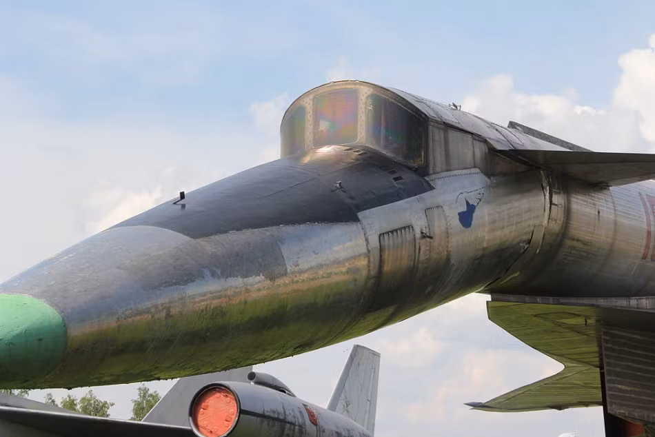 Cận cảnh mũi cùng buồng lái vô cùng quái dị của máy bay Sukhoi T-4.