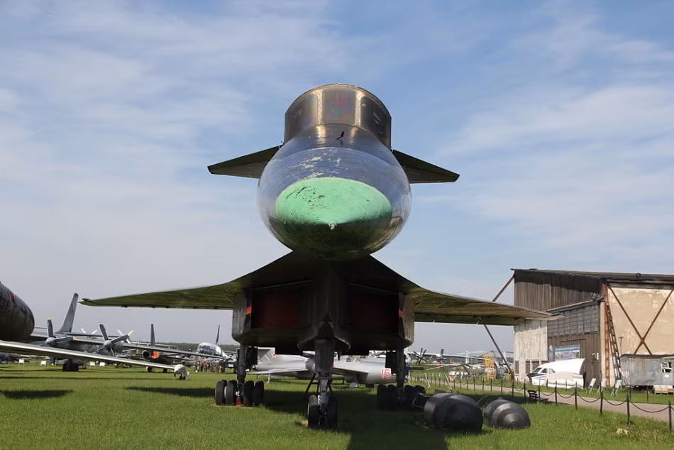 Sukhoi T-4 có chiều cao tới 11,2m làm những phi công muốn lên buồng lái cũng phải rất vất vả. Máy bay dài 44m, sải cánh 22m, trọng lượng cất cánh tối đa 135 tấn.