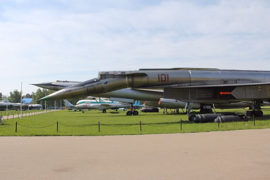 Đáng lưu ý, Sukhoi T-4 khi đó được trang bị hệ thống lái fly-by-wire - đây là hệ thống lái kiểu mới hiện đại mà ngày nay các chiến đấu cơ thế hệ 4-5 đang sử dụng. Ít có máy bay nào sở hữu hệ thống fly-by-wire tương tự T-4 thời điểm nó ra đời.