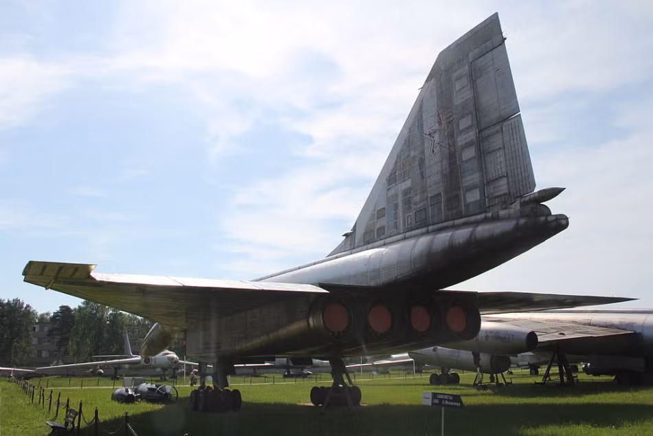 Để đưa con quái vật này lên trời, tiêm kích đánh chặn Sukhoi T-4 trang bị 4 động cơ tuốc bin phản lực cánh quạt đẩy Kolesov RD-36-41…