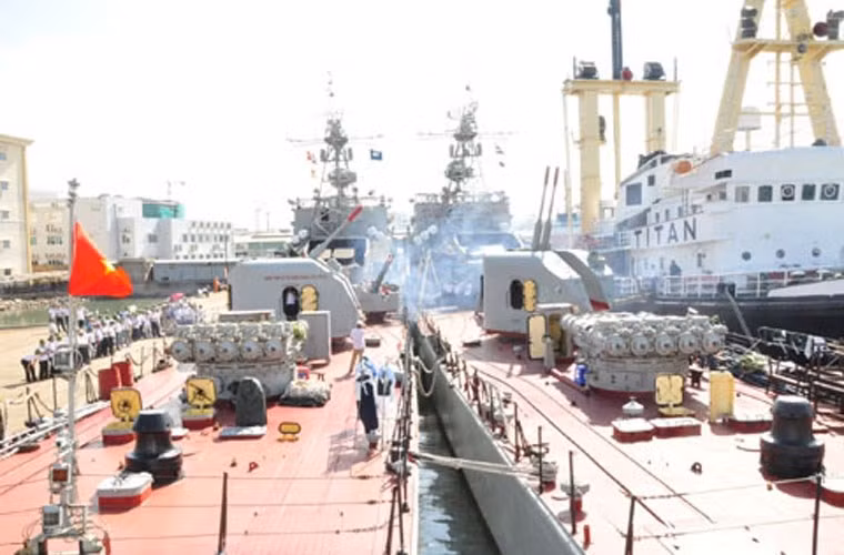 Một nguồn tin thân cận của ET tiết lộ rằng, gói nâng cấp tàu săn ngầm Petya cho Việt Nam bao gồm hệ thống sonar mới cùng hệ thống vũ khí săn ngầm hiện đại hơn. Dự kiến ban đầu, Ấn Độ sẽ nâng cấp hai tàu chiến Petya cho Việt Nam với giá trị 200 triệu rupee. Và có thể sẽ thực hiện với 3 tàu còn lại (Việt Nam có 5 tàu).