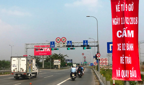 Khu Quản lý Giao thông Đô thị số 2 treo hàng loạt băngrôn, biển báo dọc trên đường Nguyễn Thị Định kéo dài đến đường dẫn cao tốc HLD với nội dung cấm xe 2 bánh rẽ trái, quay đầu tại khu vực cầu Bà Dạt trên đường dẫn cao tốc từ ngày 11/2.