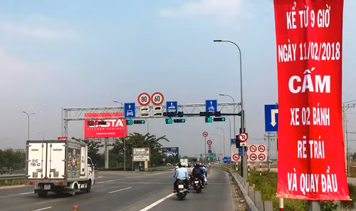 Khu Quản lý Giao thông Đô thị số 2 treo hàng loạt băngrôn, biển báo dọc trên đường Nguyễn Thị Định kéo dài đến đường dẫn cao tốc HLD với nội dung cấm xe 2 bánh rẽ trái, quay đầu tại khu vực cầu Bà Dạt trên đường dẫn cao tốc từ ngày 11/2.