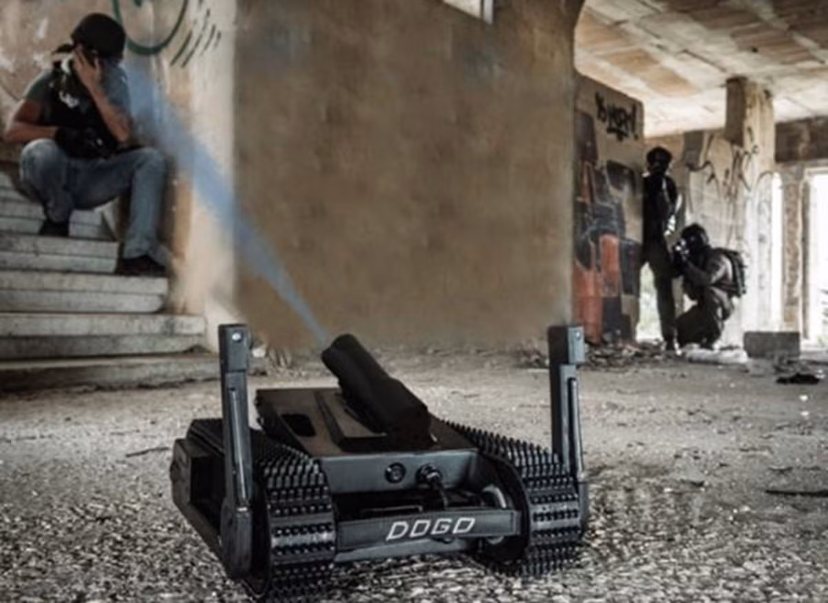 Ngoài trang bị súng ngắn, rô bốt còn mang theo một số vũ khí hỗ trợ chiến đấu khác như bình xịt hơi cay, lựu đạn khói, lựu đạn gây choáng…để sử dụng hợp lý trong từng tình huống cụ thể.