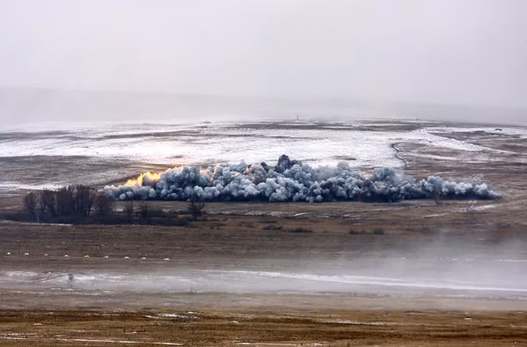 Đầu đạn kiểu nhiệt áp trang bị cho TOS-1/1A có sức sát thương cực kỳ ghê gớm. Vũ khí nhiệt áp được giới quân sự gọi là vũ khí nguyên tử nhưng không có phóng xạ. Nguyên lý hoạt động của loại vũ khí này là sử dụng các sóng chấn động hội tụ vào một điểm để tạo sức công phá cao nhất. Ngọn lửa tạo ra khi đốt cháy nhiên liệu sẽ làm không khí giãn nở một cách đột ngột tạo ra các sóng chấn động này…