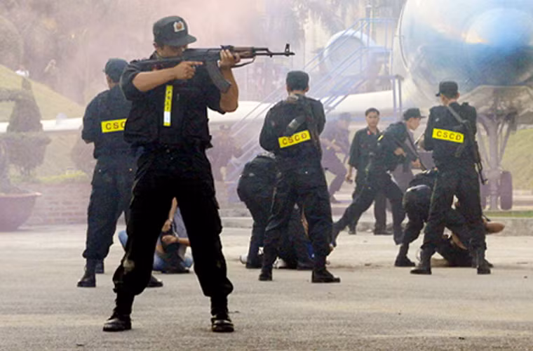 Những thay đổi chủ yếu của súng so với AK-47 là việc ứng dụng loại thép mới bền hơn và cụm cò-búa được cải tiết bằng cách thiết kế thêm một chi tiết làm trễ búa đập. Báng súng cũng, tay cầm, và bộ ốp lót phía trước được thay đổi từ gỗ tiện sang gỗ ép cường độ cao.