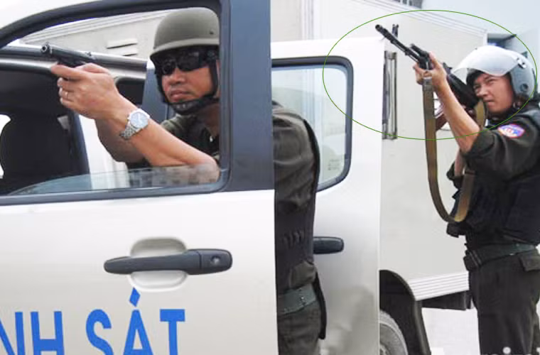 Ngoài súng AK-47, AKM, và AKMS Cảnh sát Cơ động Việt Nam còn được trang bị một phiên bản hiện đại hóa của dòng AKM mang tên STL-A1, đây là phiên bản mới nhất do Việt Nam cải tiến sản xuất với nhiều cải tiến quan trọng.