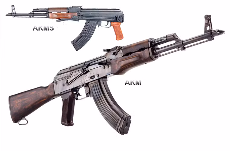 AKM là phiên bản cải tiến của AK-47 với nhiều sửa đổi làm cho súng có trọng lượng nhẹ hơn, độ bền cơ học tốt hơn, và gắn chụp chống giật đầu nòng khiến súng có độ ổn định và chính xác hơn. Phiên bản AKMS được thiết kế với báng có thể gập gọn vào thân súng, tăng tính cơ động.