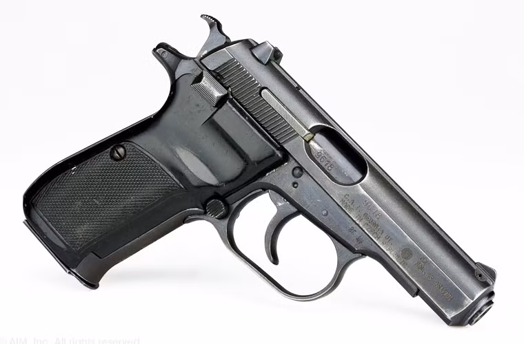 Súng sử dụng hộp tiếp đạn 12 viên cỡ đạn 9x18mm Makarov, tầm bắn 50m, sơ tốc đầu nòng đạt 305m/s. Theo các chuyên gia quân sự, tuy hơi nặng so với tiêu chuẩn súng ngắn hiện đại ngày nay, nhưng CZ-83 vẫn là một khẩu súng ngắn đáng tin cậy, uy lực tốt và tuyệt vời với độ chính xác cao.