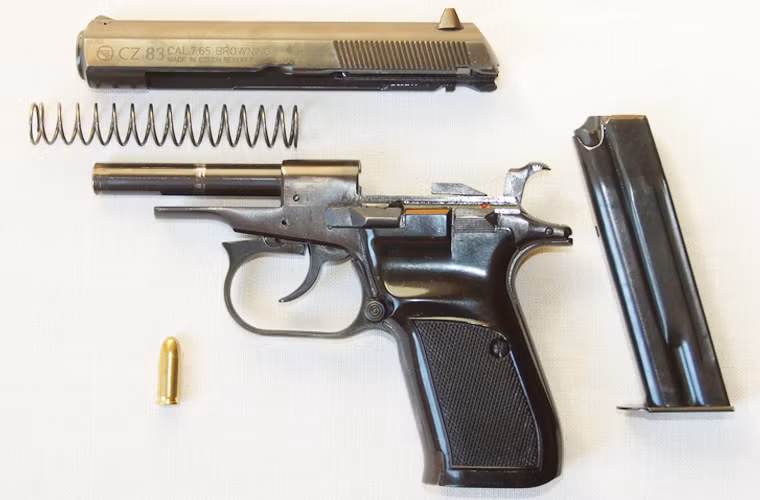 Súng ngắn CZ-83 trang bị hộp tiếp đạn 12 viên, cải tiến đầu ruồi và thước ngắm gắn phản quang cho khả năng ngắm bắn ban đêm rất tốt, hành rình cò dài và nhẹ hơn so với phiên bản gốc Makarov (K59), CZ-83 được cho là có độ chụm đạn tốt hơn súng ngắn K54 và K59.