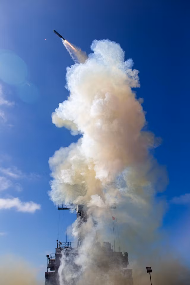 LRASM được phóng từ hệ thống phóng thẳng đứng Mk41 tiêu chuẩn trên các tàu chiến của Mỹ. Tên lửa được đưa ra khỏi ống phóng bằng động cơ tăng cường nhiên liệu rắn, sau đó động cơ phản lực sẽ được kích hoạt để hành trình đến mục tiêu. Tầm bắn của tên lửa ước tính lên tới 930km tạo nên ưu thế vô cùng lớn với Hải quân Mỹ trước các tàu chiến Nga-Trung.