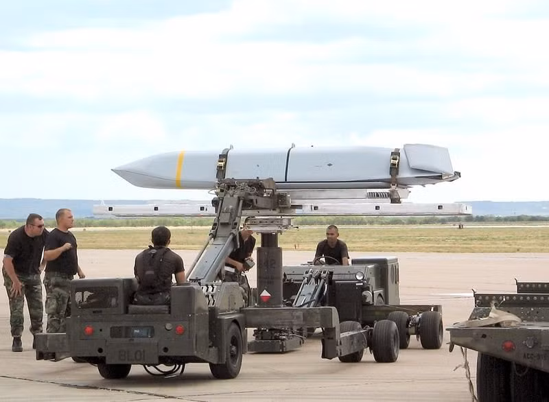 LRASM dự định sẽ trở thành tên lửa chống tàu chủ lực của các tàu chiến Mỹ và nó cũng có khả năng trang bị cho các máy bay ném bom chiến lược B-1 Lancer. Bên cạnh đó Lockheed Martin cũng đưa ra khái niệm về một biến thể phóng từ tàu ngầm.