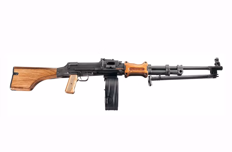 Súng sử dụng hộp tiếp đạn tròn độc đáo, cơ số đạn mỗi lần lạp lên tới 100 viên. Cơ chế ngắm của súng là điểm ruồi và thước ngắm. Tầm bắn hiệu quả từ 100-1000m tùy tầm quan sát mục tiêu.