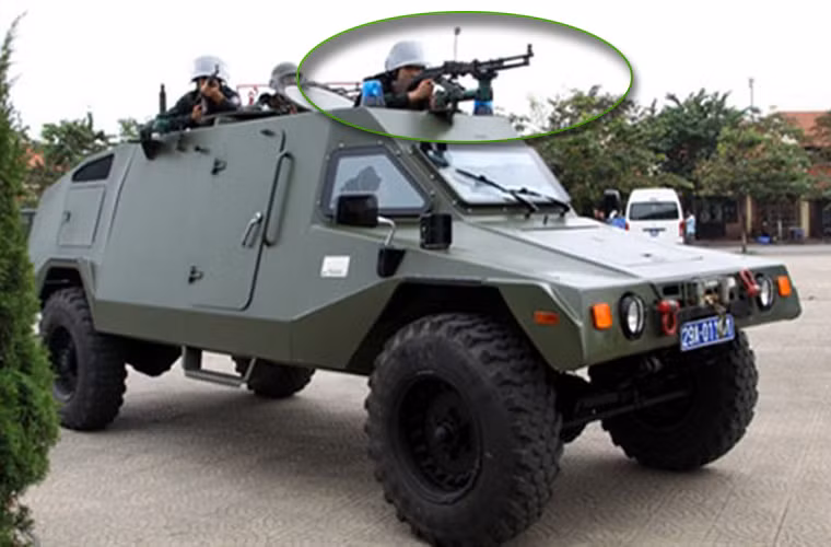 Một loại trung liên mạnh mẽ khác được lực lượng Cảnh sát Cơ động sử dụng đó là súng máy RPD. Đây là một loại súng có hỏa lực mạnh mẽ trang bị cho từng người, hoặc tổ đội để tiêu dịch sinh lực địch.