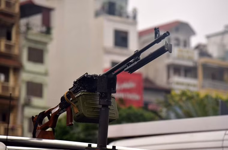 Bệ khoá nòng sử dụng khoá nòng xoay, hoạt động theo nguyên lý trích khí lùi dài có tiết lưu nhằm đảm bảo ổn định vận hành trong các điều kiện chiến đấu khác nhau, máy cò lên búa nhờ khối bệ khoá nòng và có lẫy hãm cò dùng cho chế độ bắn loạt liên thanh.