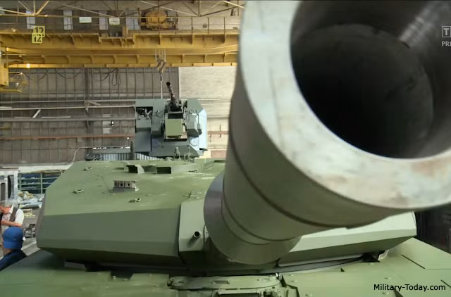 Về mặt hỏa lực, không còn giữ nòng 125mm như của PT-91, xe tăng PT-16 được Ba Lan trang bị khẩu pháo nòng trơn 120mm bắn các loại đạn tiêu chuẩn NATO. Tuy nhiên, họ vẫn giữ lại hệ thống nạp đạn tự động của T-72 nhưng cải tiến một chút để phù hợp với đạn 120mm. Phần khoang đạn cũng được thiết kế lại với tấm chắn ngăn cách với kíp lại nhằm tăng sự sống sót cho họ trong trường hợp xe tăng bị đạn pháo xuyên thủng vào trong.