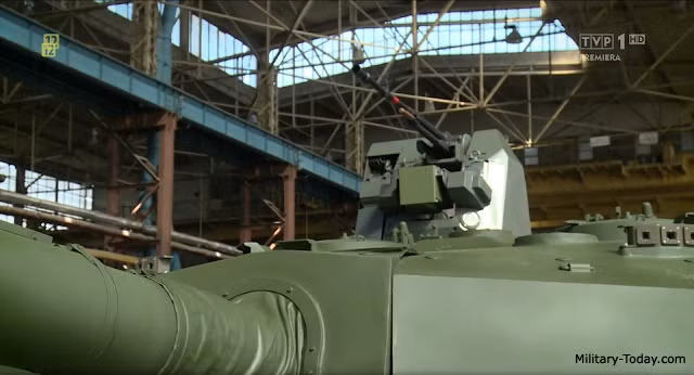 Xe tăng PT-16 được trang bị hệ thống điều khiển hỏa lực mới với chế độ "hunter-killer hiện đại trên các dòng xe tăng phương Tây. Theo đó, trưởng xe sẽ sử dụng kính ngắm với đo xa laser để tìm kiếm mục tiêu độc lập, sau đó chỉ điểm mục tiêu và phân bổ chúng tới xạ thủ để phá hủy, đồng thời tiếp tục trở lại săn tìm các mục tiêu khác. Ảnh: Trên nóc tháp pháo được bố trí module điều khiển hỏa lực tự động RWS có thể lắp súng máy 7,62mm hoặc 12,7mm.