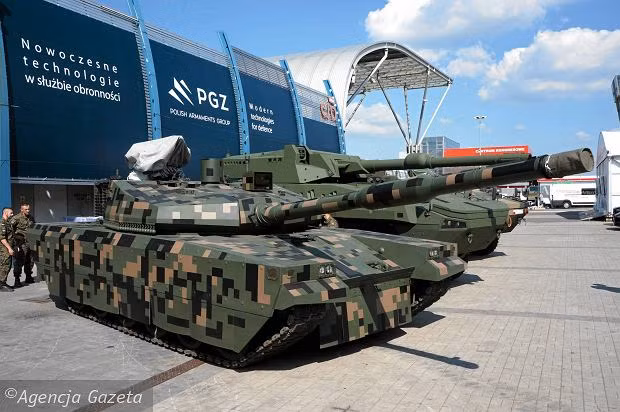  Xe tăng PT-16 có trọng lượng khoảng 50 tấn, dài 9,5m, rộng 3,6m và cao 2,5m. Kíp lái vẫn là 3 người.