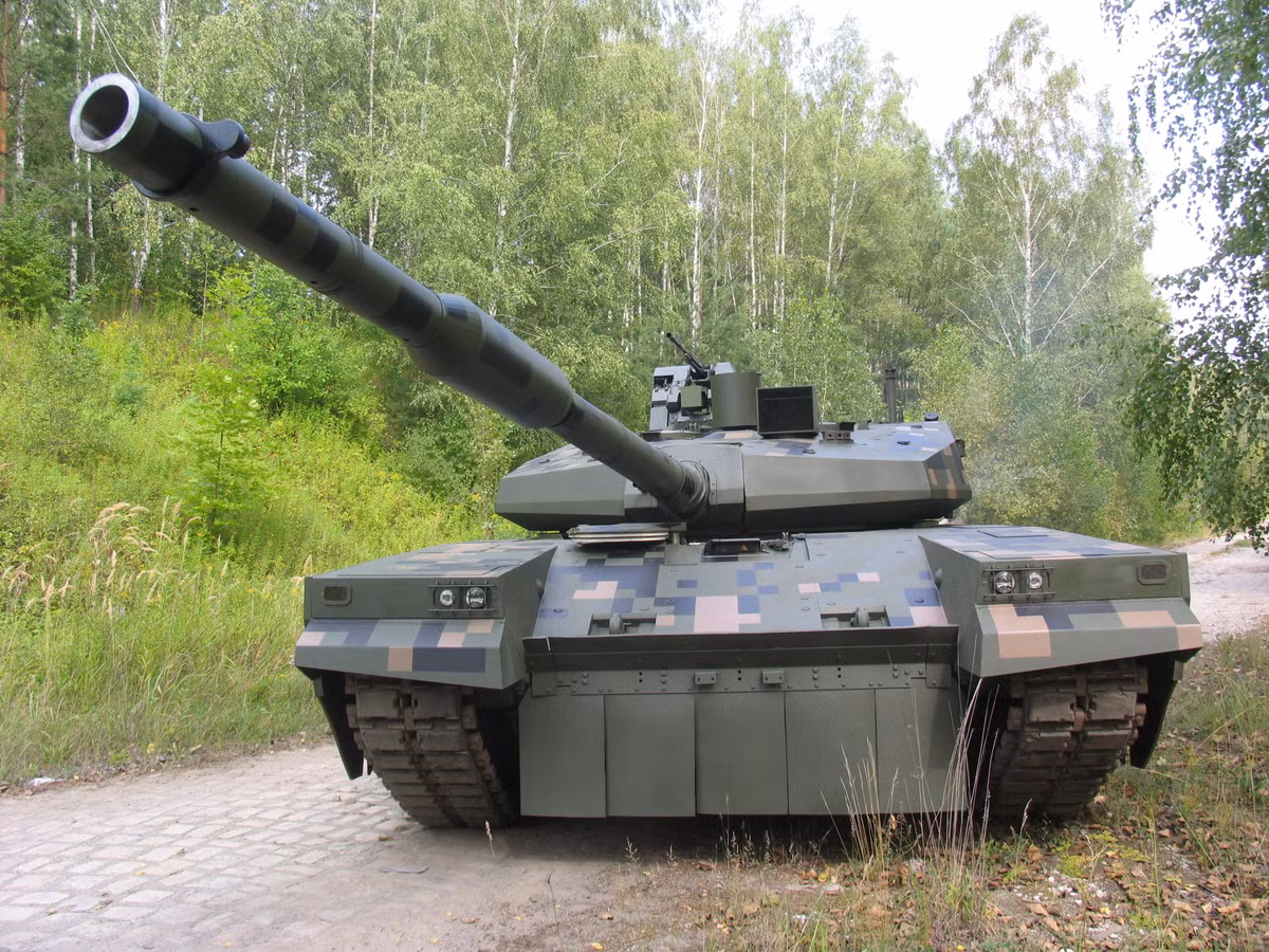 Trên cơ sở khung thân nâng cấp xe tăng PT-91/T-72, xe tăng PT-16 được bổ sung thêm các tấm giáp composite tăng cường bọc ngoài. quanh thân xe và mặt trước tháp pháo. Gói nâng cấp tăng đáng kể khả năng bảo vệ hơn so với PT-91. các nguồn tin cho rằng, giáp trước của xe có độ dày tương đương 1.000m giáp RHA.