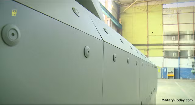 Dọc hai bên sườn xe được bổ sung thêm các tấm giáp composite và tấm che xích.