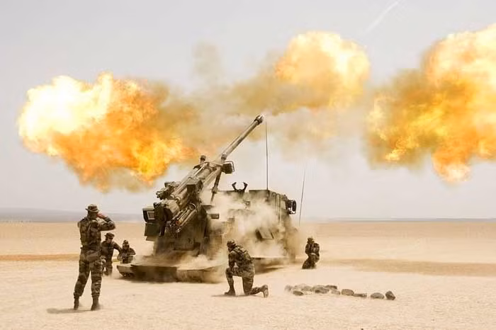 Caesar được trang bị hệ thống nạp đạn bán tự động cùng nòng pháo 155mm/L52, tốc độ bắn tối đa có thể đạt đến 6-8 viên/phút trong chế độ bắn liên tục hoặc 3 viên/15 giây ở chế độ bắn nhanh. Tầm bắn tối đa đạt 42km với đạn tăng tầm hoặc thấp hơn một chút với đạn thường.