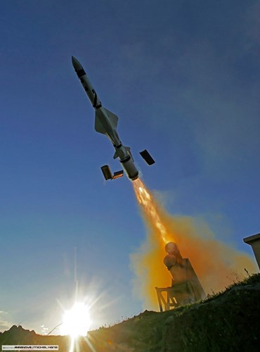 Tên lửa hành trình chống hạm MM40 Block 3 nặng 780kg, dài ít hơn 6m, thân đạn được thiết kế tối ưu cơ động G cao, giảm tín hiệu radar và hồng ngoại. Biến thể này được nâng cấp động cơ giúp tăng tầm bắn lên tới 180km (so với thế hệ Block 2 đạt 70km), lắp đầu đạn nặng 165kg, dùng radar dẫn đường chủ động Super ADAC J-band.