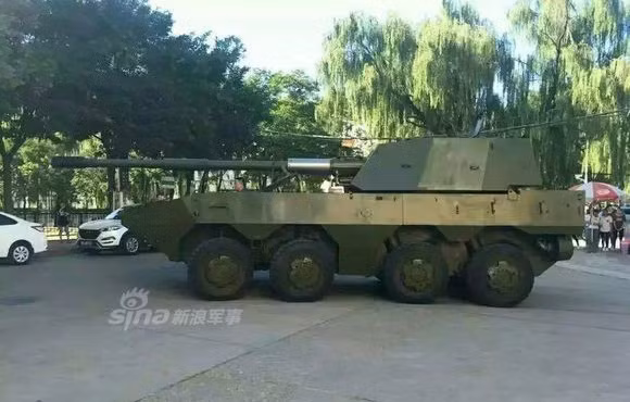 Mạng Sina hôm qua đã đăng tải loạt ảnh của dân mạng Trung Quốc về khẩu pháo tự hành chống tăng thế hệ mới của Quân đội Trung Quốc. Điều đáng nói, một trang bị vũ khí mới như vậy được quân đội nước này đưa ra diễu hành trên những con phố đông đúc. Đây không phải là lần đầu tiên nước này thực hiện màn khoe đã quá “lố” này.