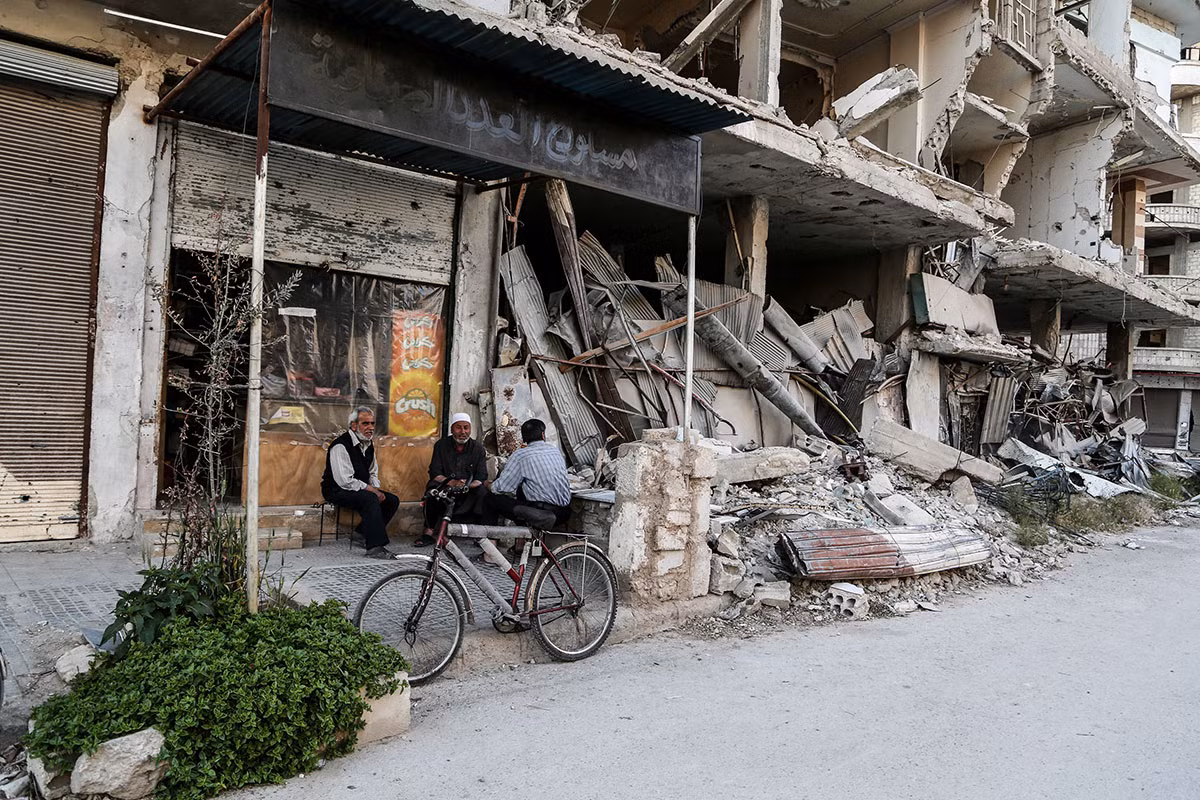 Các cuộc không kích và giao tranh không ngừng đã phá hủy nhiều nhà dân ở đây, nhiều trường học và bệnh viện cho tới nay chưa thể hoạt động trở lại.