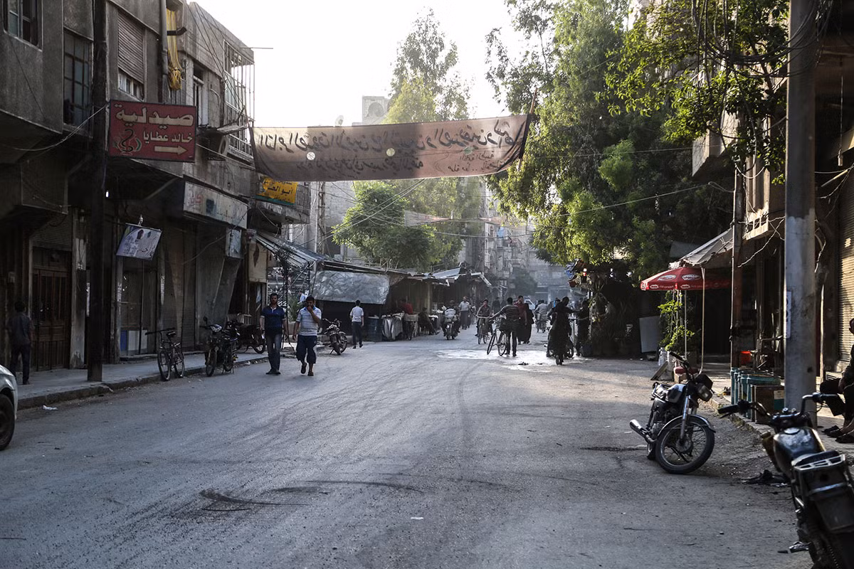 Cảnh người dân đi lại trên con phố vào một ngày im tiếng súng.