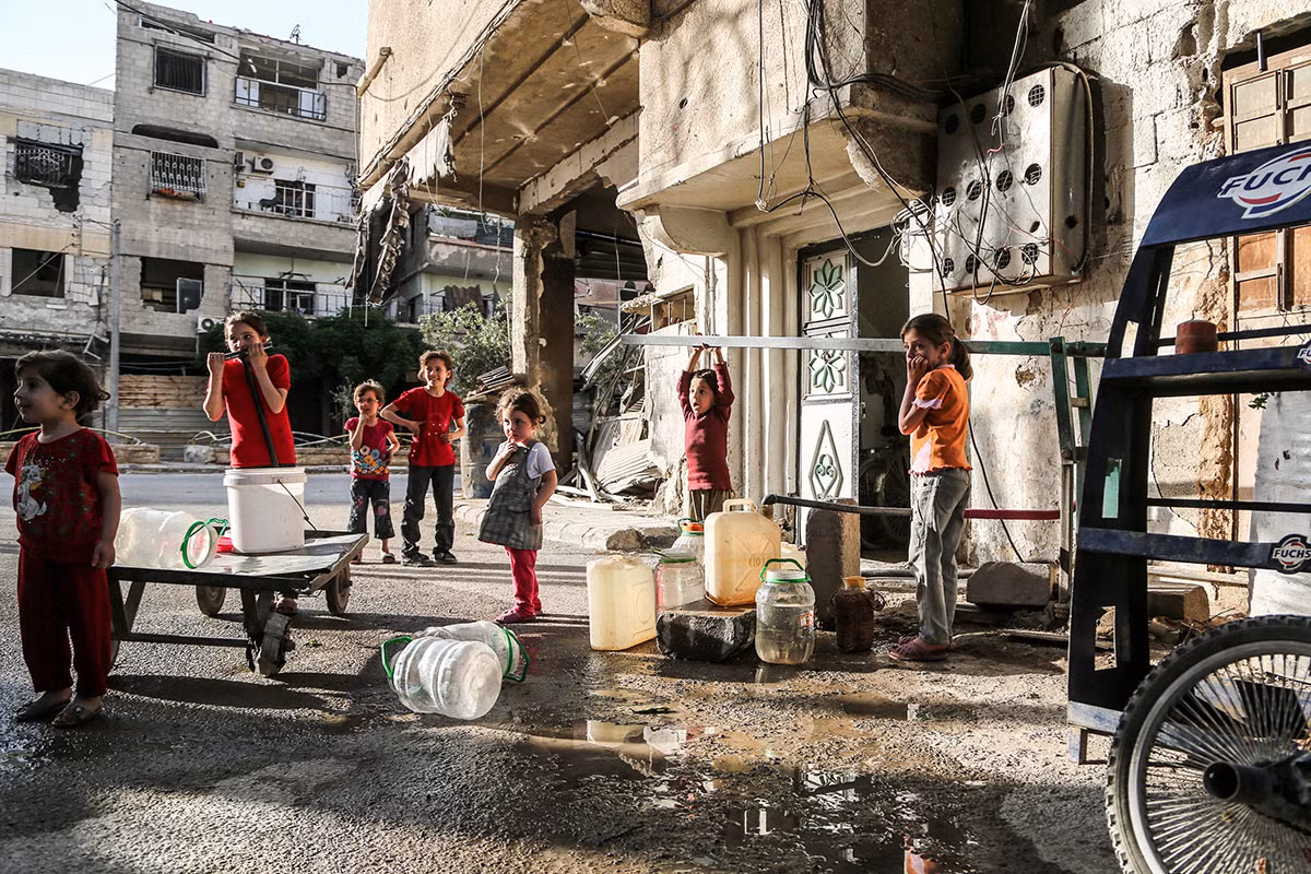 Các em nhỏ đang đi xách nước về cho gia đình.