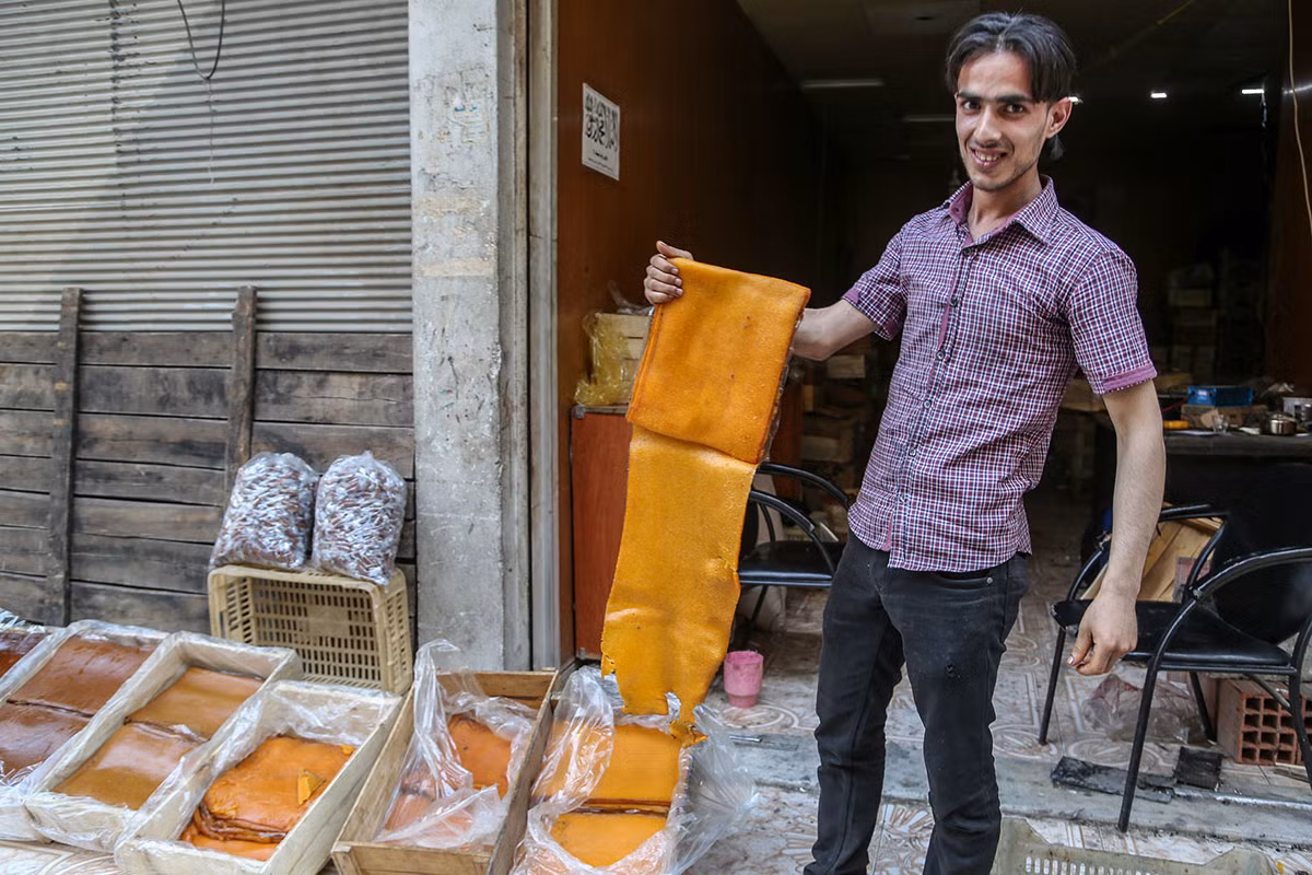 Người đàn ông đang bán đồ ăn truyền thống. Cư dân ở thị trấn Syria thuộc vùng Đông Ghouta này có rất ít hoặc không có lựa chọn về thức ăn sau thời gian bị bao vây kéo dài.