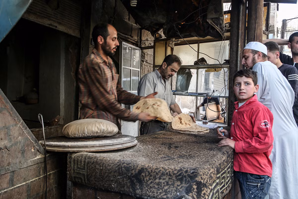 Mọi người chờ mua bánh mì. Vào mùa đông, cư dân ở khu vực bị bao vây phải sử dụng củi vừa để sưởi ấm vừa để nấu nướng.