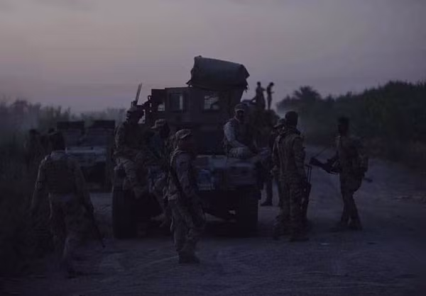 Từng đoàn xe của Lực lượng đơn vị vũ trang mở rộng (PMU) thẳng tiến về đây từ tờ mờ sáng sau khi IS tháo chạy. Nguồn ảnh FNA.