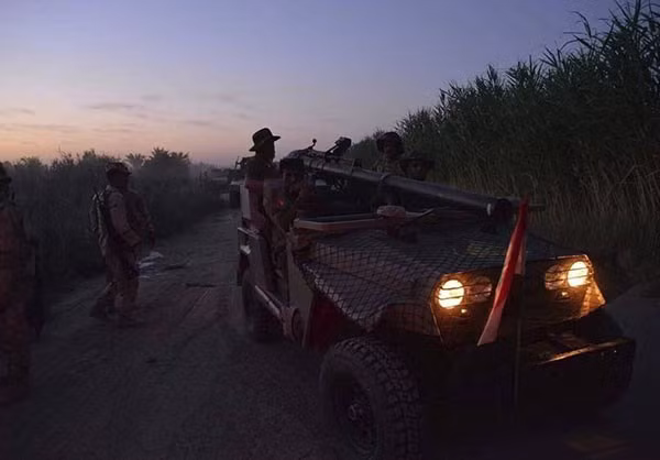 Hàng loạt xe quân sự của lực lượng chính phủ Iraq dồn dập kéo về thành phố mới giải phóng này. Nguồn ảnh FNA.