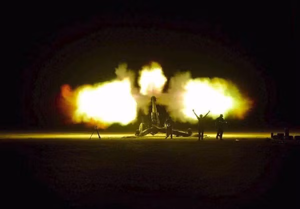 Loạt hỏa lực tung ra trong đợt tấn công dồn dập của lực lượng vũ trang Iraq vào đêm 23/5. Nguồn ảnh FNA.