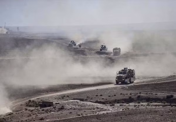 Xe của họ di chuyển trên con đường đất bụi mù khi tiến vào thành phố. Nguồn ảnh FNA.