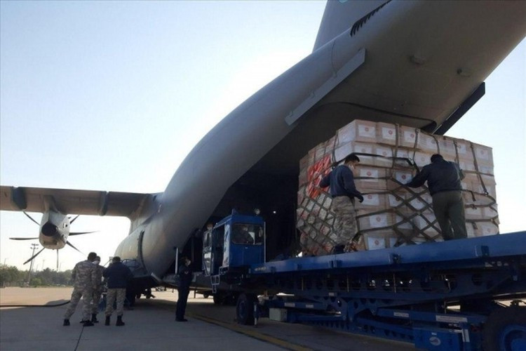 Trong diễn biến khác, Nga đang nghi ngờ Thổ Nhĩ Kỳ có thỏa thuận bí mật với Mỹ, khi truyền thông nước này cho rằng ngoài hàng hóa nhân đạo đưa đến Washington vài ngày trước, các thành phần của hệ thống phòng không S-400 cũng được Ankara gửi đi.