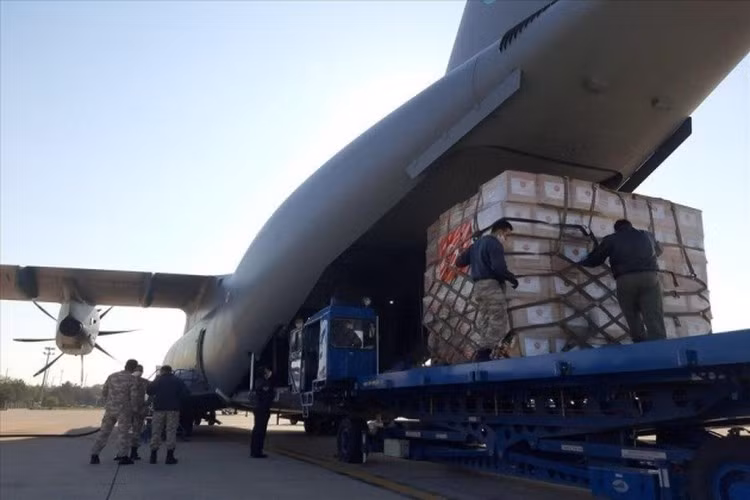 Trong diễn biến khác, Nga đang nghi ngờ Thổ Nhĩ Kỳ có thỏa thuận bí mật với Mỹ, khi truyền thông nước này cho rằng ngoài hàng hóa nhân đạo đưa đến Washington vài ngày trước, các thành phần của hệ thống phòng không S-400 cũng được Ankara gửi đi.