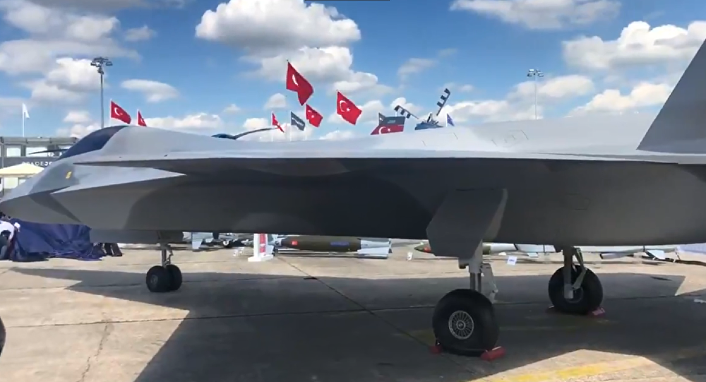 Nói về TF-X, giới quân sự Thổ Nhĩ Kỳ tin rằng tiêm kích này sẽ sở hữu công nghệ tàng hình tương đương F-35 nhưng được mang theo SOM-J - dòng vũ khí mạnh hơn của tiêm kích thế hệ 5 của Mỹ.