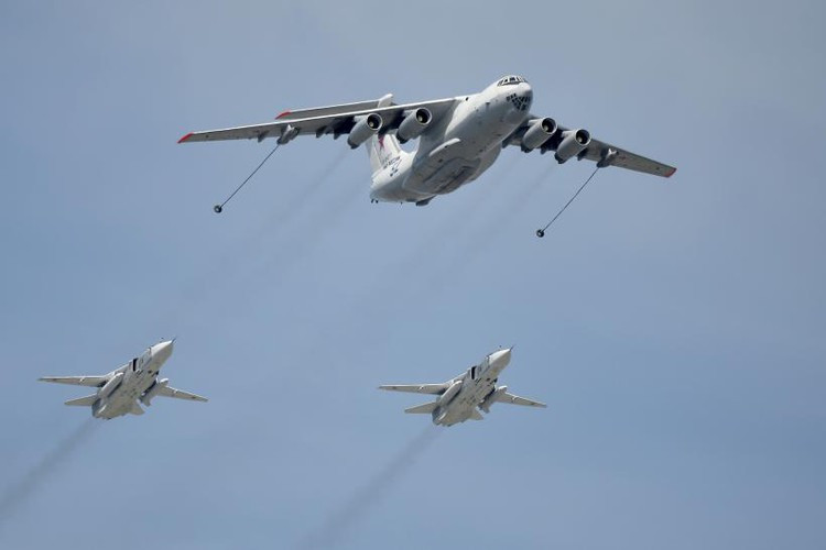 Lý do thứ ba, thông thường khi Mỹ bắt đầu gây sức ép quân sự thì trước đó họ sẽ tìm cách áp đặt lệnh cấm vận đối với các tài nguyên khác nhau lên quốc gia đó.