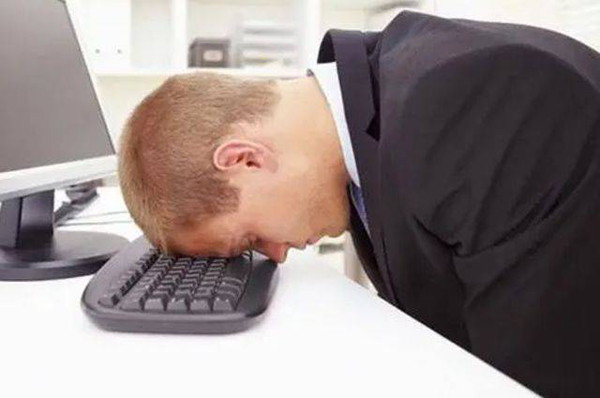 Mệt mỏi kéo dài. Có nhiều lý do khiến cơ thể mệt mỏi. Tuy vậy, nếu luôn cảm thấy kiệt quệ ngay cả sau khi ngủ một giấc dài thì bạn nên suy nghĩ đến tình trạng axit uric tăng cao.