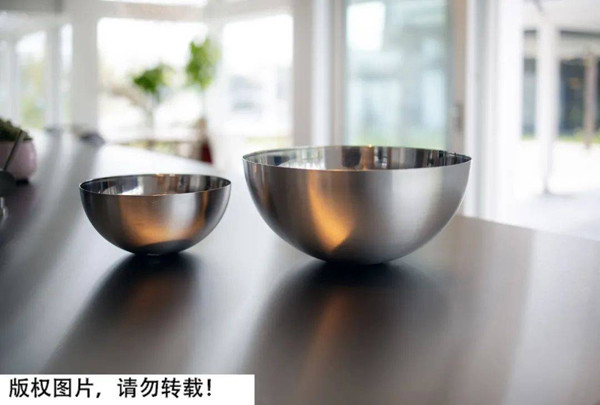 Ngoài việc cảnh báo mối nguy sức khỏe từ bát "sát nhân", các nhà khoa học còn chú ý đến bát inox. Loại bát này được làm từ thép không gỉ, có độ bền cực cao. Các nhà khoa học từng dùng phương pháp khối phổ kế plasma cảm ứng để xác định sự di chuyển của asen, cadmium, chì, crom, kẽm, niken, mangan, đồng, nhôm, sắt, coban, molypden và các nguyên tố kim loại khác trong bộ đồ ăn bằng thép không gỉ.