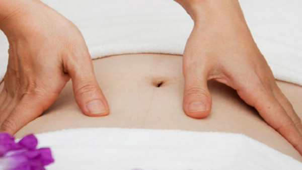 Cuối cùng, bạn nên chú ý massage bụng trước khi ngủ. Massage bụng vừa giúp khí huyết lưu thông, vừa tốt cho việc tiêu mỡ vùng này. Chú ý, nên xoa bụng chừng 15 phút trước khi ngủ để nhận được tác dụng thúc đẩy nhu động ruột, cải thiện khả năng tiêu hóa, góp phần đốt cháy mỡ bụng.