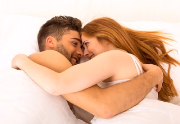 Tuy vậy, tư thế này không thích hợp để duy trì thời gian dài. Do gương mặt của cả hai ở khoảng cách quá gần, quá trình hô hấp sẽ bị ảnh hưởng. Các nhà khoa học cũng cho rằng, tư thế ngủ này thể hiện sự quá gắn bó, quá phụ thuộc khiến người còn lại không thể chìm vào giấc ngủ nếu thiếu người kia.