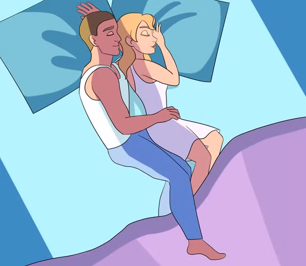 Tư thế úp thìa. Theo Sohu, cứ 5 cặp vợ chồng thì có 1 cặp duy trì tư thế ngủ úp thìa. Đây là tư thế rất ngọt ngào, thể hiện vị trí của mỗi người trong cuộc sống hôn nhân. Cụ thể, một người sẽ mang tới cảm giác bảo vệ, là điểm tựa về vật chất lẫn tinh thần cho người kia. Đồng thời, nó cũng thể hiện sự tin tưởng hoàn toàn của nửa kia với bạn đời của mình.