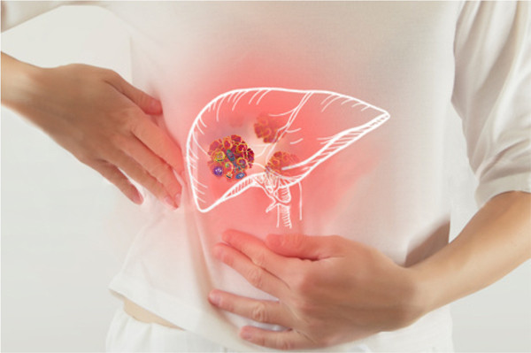 Người bệnh viêm gan không nên ăn gừng trong thời gian dài. Gừng có tính ấm, ăn lâu ngày sẽ làm tăng gánh nặng cho gan, khiến gan khí suy kiệt, gây bất lợi cho quá trình hồi phục.