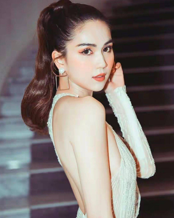Mới đây, trang Sohu của Trung Quốc đăng tải bài viết hết lời khen ngợi nhan sắc của Ngọc Trinh. Thậm chí, tác giả bài báo không ngại dùng những mỹ từ như “nữ thần sắc đẹp”, “đường cong đẳng cấp nữ thần”... để miêu tả vẻ đẹp của người đẹp Trà Vinh. (Ảnh: IGNV)