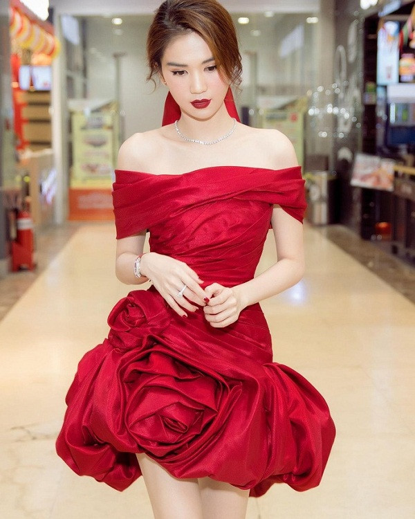 Ngọc Trinh được đánh giá cao trong cách phối phụ kiện để nâng tầm đẳng cấp. Thông qua việc đầu tư vào giày dép, túi xách, đồng hồ, mũ đội đầu... vẻ ngoài của cô luôn đặc biệt, toát lên sự cuốn hút khó cưỡng dù chọn trang phục tương tự những mỹ nhân khác. 