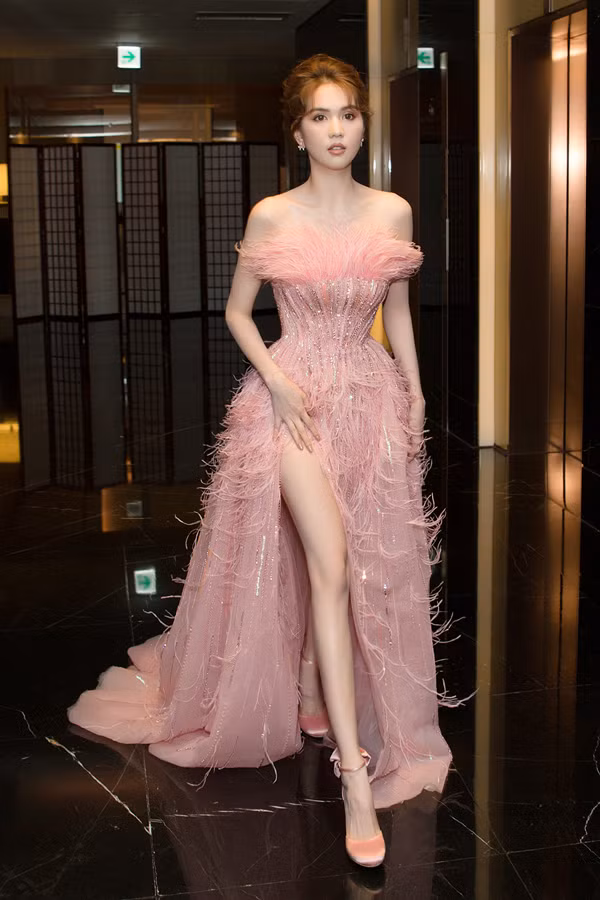 Một trong những thiết kế được người đẹp Trà Vinh yêu thích nhất là váy đầm hồng. Có thể nói, gương mặt đậm chất Á Đông của Ngọc Trinh rất hợp với màu sắc này. Khi mặc lên người, chúng tạo nên hiệu ứng vừa trong sáng, vừa quyến rũ trưởng thành.